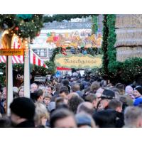 1269_1141 Dicht gedrängte Marktbesucher auf einem Weihnachtsmarkt in der Hansestadt Hamburg. | 